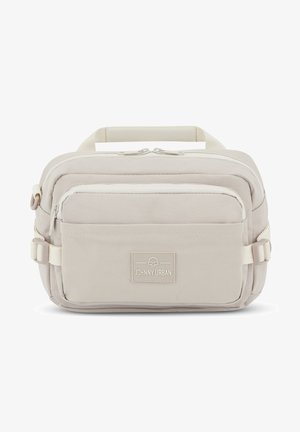 Vaaleanharmaa suorakulmainen laukku, joka on valmistettu teksturoidusta kankaasta. Siinä on yläkahva, kaksi vetoketjullista osastoa ja etupuolella logoiltapatch.