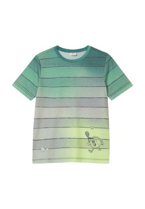 Grünes T-Shirt mit kurzen Ärmeln, horizontalen Tennisnetz-Mustern und einem Cartoon-Charakter, der mit zwei Bällen Tennis spielt.