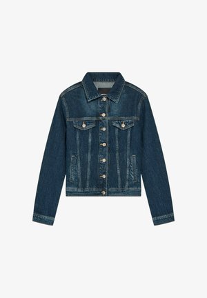 Chaqueta vaquera en azul oscuro, con cierre de botones en la parte frontal, dos bolsillos en el pecho y un cuello clásico. Detalles distintivos de costura en toda la prenda.