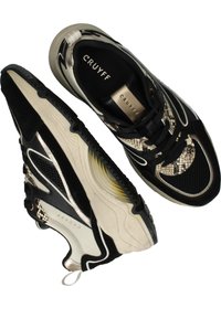 Zwart en beige sneakers met een gestructureerd slangenpatroon, gaasdetails en logo. Voorzien van een gevoerde zool en contrasterende veters.