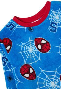 Blauer Fleece-Pullover mit roten Spider-Man-Masken und weißen Spinnennetzmustern, mit einem roten gerippten Kragen. Weicher Stoff, lässiges Design.