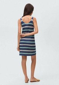 Abito in maglia con righe navy, aqua e crema, con scollatura a barchetta e spalline. Il materiale sembra leggero e traspirante.