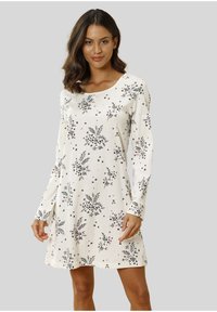 Robe à manches longues en tissu crème avec un imprimé floral noir, rose et vert. Coupe décontractée avec un col rond et une longueur au genou.