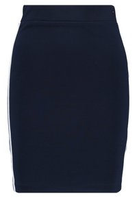 Tmavě modrá tužková sukně vyrobená z hladké tkaniny, s bílými postranními pruhy, vysokým pasem a úzkým střihem.