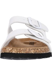 Witte leren sandalen met twee verstelbare banden, kurken voetbed en zwarte rubberen zool. Gladde oppervlakte met een minimalistisch ontwerp.