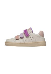 Sneaker bianco con lati perforati, caratterizzato da due cinturini in velcro di colore rosa chiaro e viola. Suola beige texturizzata con una leggera texture in gomma.