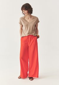 TATUUM NAMALIKO - Broek - orange