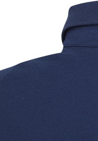 Marineblauwe polo details: gestructureerde stof, ribbelkraag, effen kleur, close-up van de schouder- en halszone, geen patronen of accenten.