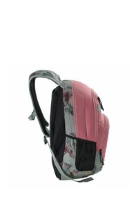 Sac à dos rose à motif floral avec des bretelles rembourrées, poche latérale en mesh noir et compartiments zippés. Matériau durable et design structuré.