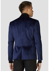 Blazer in velluto blu navy con colletto nero, apertura singola sul retro e polsini con bottoni, caratterizzato da una texture liscia e una vestibilità su misura.