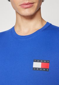 Tommy Jeans SLIM ESSENTIAL FLAG TEE - T-Shirt print - bright blue