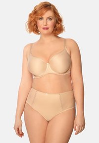 Beżowy stanik z podkładkami, z fiszbiną i regulowanymi ramiączkami, połączony z wysokim beżowym majtkami, wykonanymi z gładkiego materiału o minimalistycznym wzornictwie.