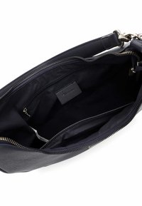 Sort læderhåndtaske med lynlåslukning, indvendige lommer og en struktureret finish. Har en aftagelig rem og detaljer i gylden tone.