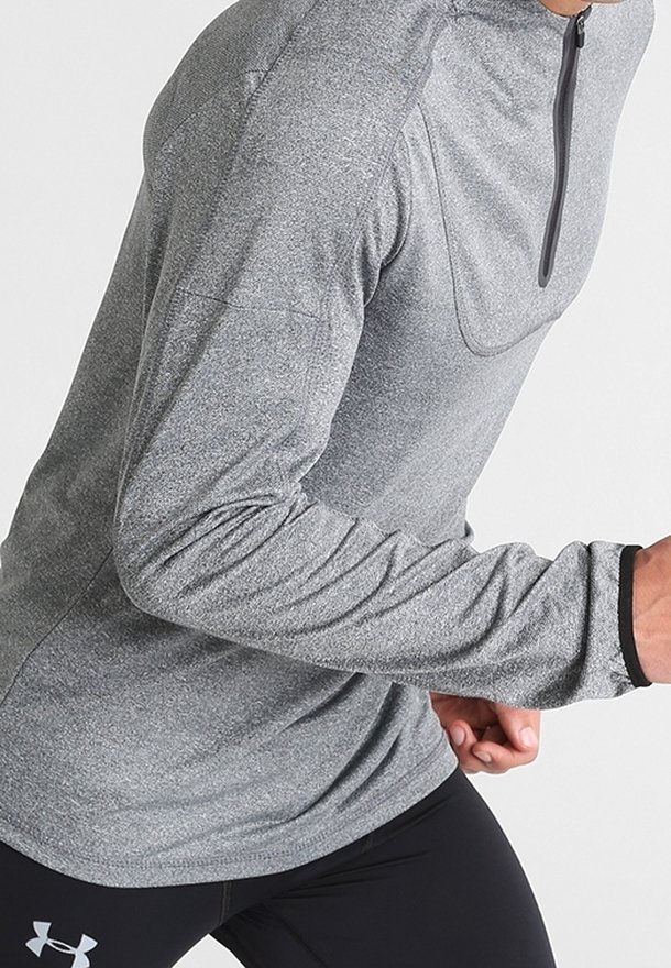 Maglietta sportiva grigia a maniche lunghe con zip a un quarto, tessuto testurizzato e design senza cuciture. Presenta dettagli neri ai polsini.
