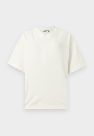 Valge lühikeste varrukatega V-kaelusega üleõlakangas T-särk, millel on kaeluses TOPSHOPi silt, laotatud tasapinnale.