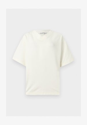 Valge lühikeste varrukatega V-kaelusega üleõlakangas T-särk, millel on kaeluses TOPSHOPi silt, laotatud tasapinnale.