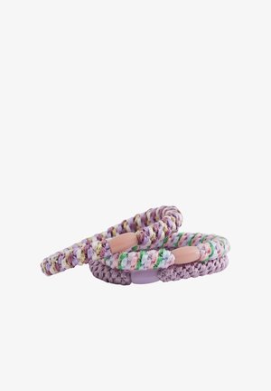 Trzy zwojone materiałowe gumki do włosów w pastelowych kolorach z małymi plastikowymi elementami łączącymi, na białym tle.