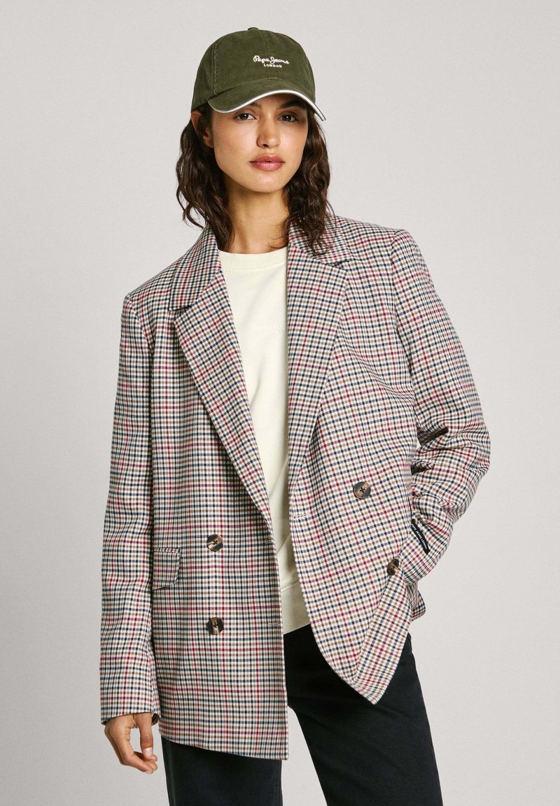 Blazer doppiopetto in un motivo a quadri, caratterizzato da linee rosse e blu su uno sfondo beige, con due tasche frontali e dettagli con bottoni.