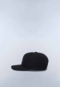 Casquette de baseball noire avec une visière incurvée, vue de profil sur un fond gris clair uni.