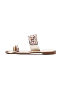 Sandalo in metallo dorato con una larga fascia decorata con strass trasparenti e rosa, suola piatta e design con punta aperta.