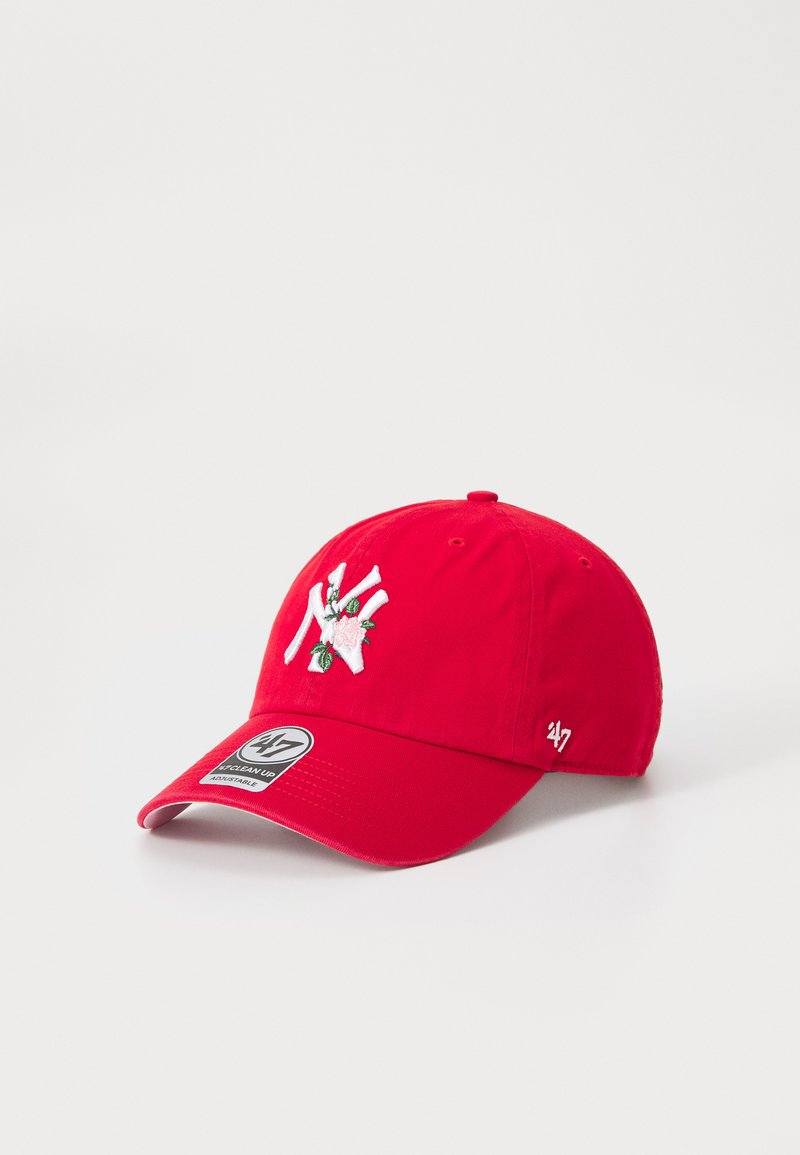 Cappellino da baseball rosso in cotone, presenta un logo bianco ricamato e un design di rosa, con visiera curva e cinturino regolabile sul retro.