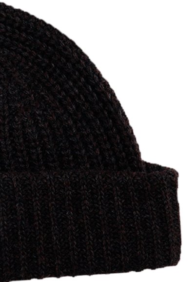 Berretto a maglia in grigio scuro e nero, caratterizzato da una texture a coste e un design con risvolto. Materiale morbido e caldo adatto per il freddo.