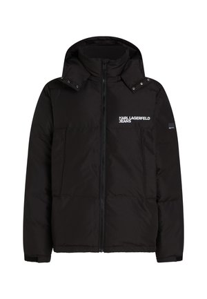 Schwarze Puffjacke mit Kapuze, vorn mit Reißverschluss, zwei seitlichen Taschen und Logotext auf der linken Brustseite.