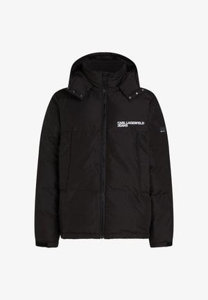 Schwarze Puffjacke mit Kapuze, vorn mit Reißverschluss, zwei seitlichen Taschen und Logotext auf der linken Brustseite.