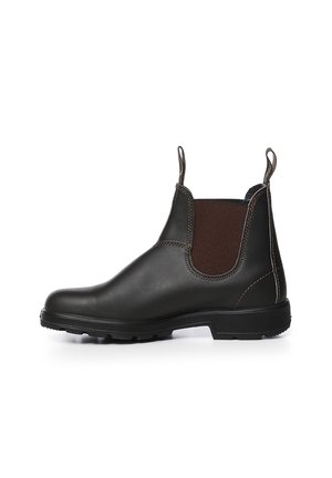 Bota de tobillo de cuero negro con paneles laterales elásticos marrones, tiradores delante y detrás, y una suela de goma resistente, vista desde el lado exterior.