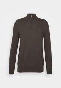 Hnědý pulovr s vysokým límcem, čtvrtinovým zipem, dlouhými rukávy a jemným logem na hrudi. Hladká pletená textura.