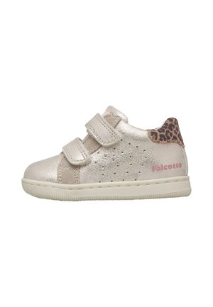 Scarpa per bambino beige chiaro con due strap in velcro, lato traforato, tallone con stampa leopardata e marchio "Falcotto" in rosa.