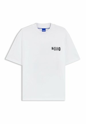 Vit kortärmad T-shirt med rund hals, med en liten "hugo" textlogotyp i varierande gråskala på vänster bröst.