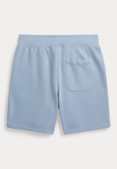 Shorts décontractés bleu clair avec ceinture élastique et une poche arrière unique, présentés à plat sur un fond blanc.