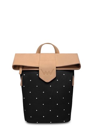 Rucksack mit einer strukturierten Klappe aus braunem Leder, schwarzem Stoffkörper mit weißen Polka-Dots, oberem Griff und Logodetail auf der Klappe.