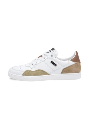 Witte lage sneaker met beige suède accenten, bruine hieltab, witte veters en zwarte logo patch aan de zijkant.