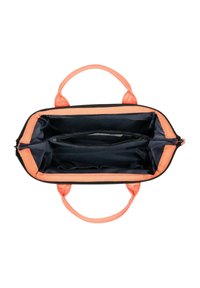 Zwarte tas met een koraalkleurige voering. Beschikt over twee handvatten en een ritssluiting, met een donkere binnenkant en een ritsvak aan de binnenzijde.