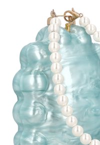 Turkusowa teksturowana kopertówka wykonana z gładkiego materiału, ozdobiona nitką okrągłych białych pereł i złotymi elementami metalowymi.