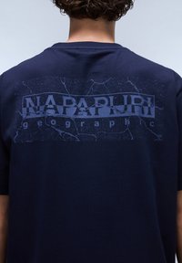 Napapijri Triko s potiskem - blu marine