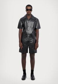 STUDIO ID EZRA  - Pluus - black
