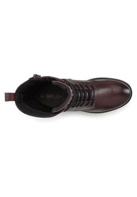 Stivale alla caviglia in pelle bordeaux con finitura testurizzata, design alla stringa, interno imbottito e un anello per il trasporto sul tallone.