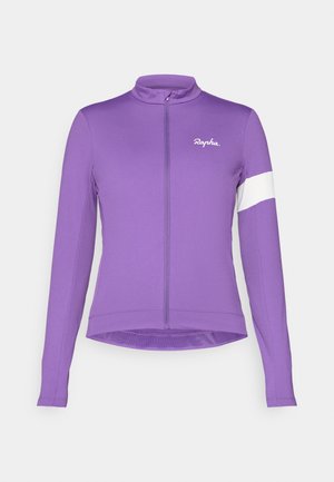 Ljubičasta biciklistička jakna s dugim rukavima, visokim vratom i bijelim detaljem na lijevoj ruci. Ima zatvarač pune dužine i elegantan dizajn.
