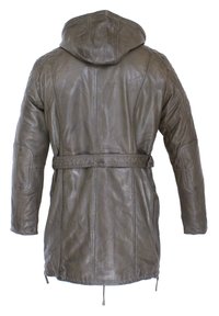 Brun läderjacka med huva, bälte i midjan och texturerad yta. Har sidofickor och sydda detaljer längs sömmarna.