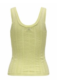 Haar lichtgele gebreide tanktop heeft een ronde halslijn, een geribbelde textuur en een aansluitende pasvorm, benadrukt door diagonale patronen.
