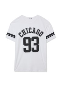 T-shirt bianco in cotone con testo nero "CHICAGO" e grafica "93". Maniche corte con strisce nere su ciascun spalla. Design classico a girocollo.