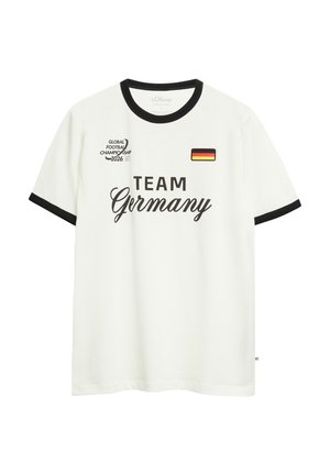 Biała koszulka z krótkim rękawem z czarnym kołnierzem i brzegami rękawów, napis "TEAM Germany", naszywka z flagą Niemiec oraz logo "Global Football Championship 2026".