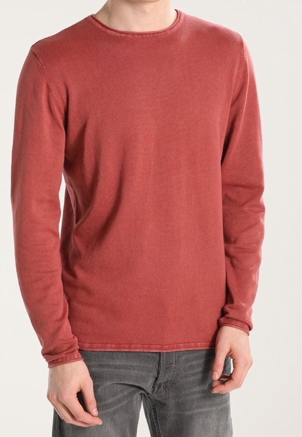 Maglia a maniche lunghe con scollo rotondo in rosso sbiadito, realizzata in morbido misto cotone. Presenta una vestibilità comoda e una texture sottile, con dettagli di cuciture visibili.