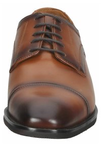 Chaussure habillée en cuir marron avec un bout arrondi, des lacets gris et des détails de couture subtils. Texture lisse avec un accent foncé sur le capuchon du pied.