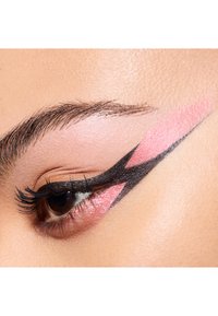 Zbliżenie oka z różowym i czarnym graficznym eyelinerem. Skóra gładka, rzęsy grube i wyraźne. Subtelny połysk na powiekach.