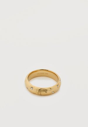 Gouden ring met kleine ingelegde steentjes en gegraveerde halve maan en sterren, gemarkeerd met "GUESS 58#".