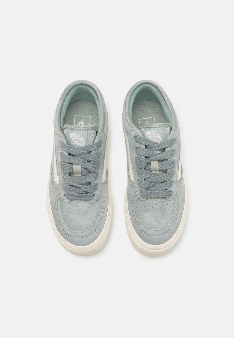 Sneakers in suede blu cielo con punta tonda, lacci piatti, dettagli perforati e suole in gomma bianca. Marchio sulla linguetta e sulla soletta.